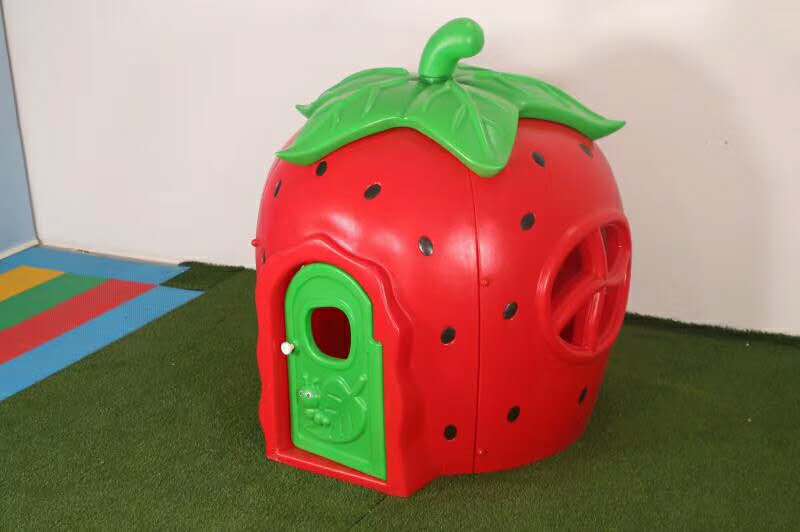 strawberry playhouse (1)