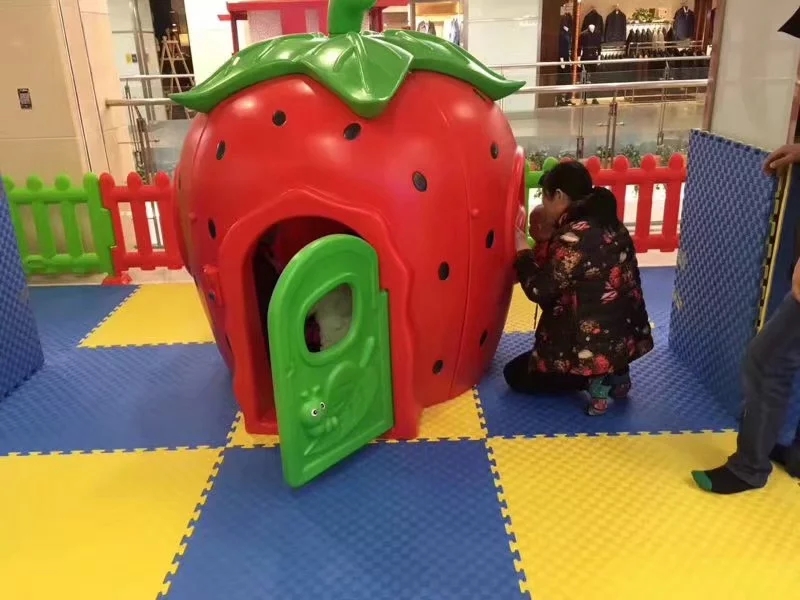 strawberry playhouse (2)